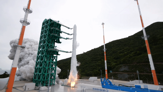 지난 25일 전남 고흥 나로우주센터에서 누리호가 화염을 내뿜으며 힘차게 이륙하고 있다.[한국항공우주연구원 제공]