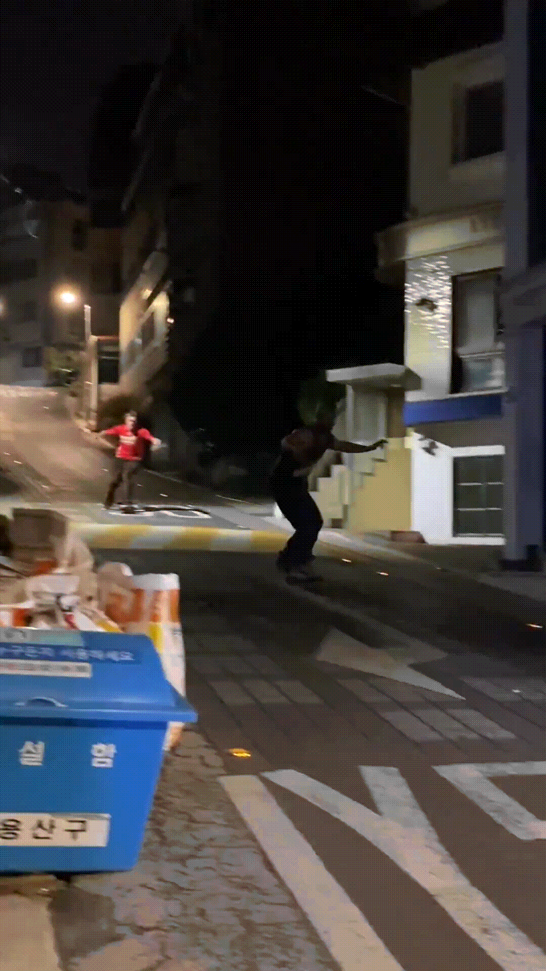 지난 20일 외국인 남성 2명이 서울 용산구 이태원 경리단길에서 스케이트보드를 타고 질주하다가 마주 오던 트럭에 부딪히는 모습. /영상=온라인 커뮤니티 갈무리
