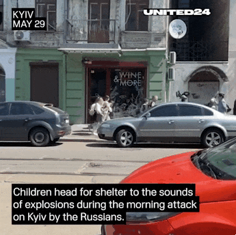 우크라이나 현지시간을 29일 러시아군의 공습이 시작된 직후 공포에 질린 키이우 아이들이 비명을 지르며 인근 대피소를 향해 질주하는 모습
