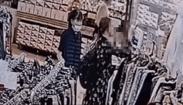 부산에서 한 중년 여성이 옷 구경을 하던 외국인 여성에게 느닷없이 발길질을 한 후 달아났다. (레딧 갈무리)