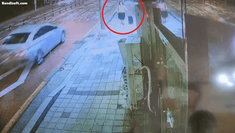 지난달 26일 부산 금정구 소재 20대 여성 A 씨 집에서 A 씨를 살인한 후 나온 정유정(23)이 자신의 집으로 가 캐리어를 챙겨 다시 피해자 집으로 향하고 있다 / 영상=MBN