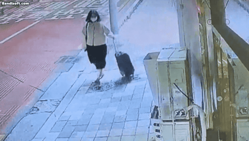 지난달 26일 부산 금정구 소재 20대 여성 A 씨 집에서 A 씨를 살인한 후 나온 정유정(23)이 자신의 집으로 가 캐리어를 챙겨 다시 피해자 집으로 향하고 있다 / 영상=MBN