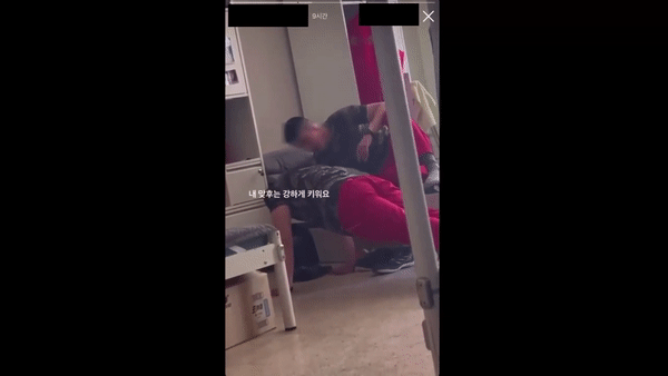 해병대 한 부대에서 지난달 벌어진 가혹행위와 관련, 해병대 측은 "연출된 영상이며 동기 사이"라고 해명했으나 실제로는 선후임 관계였던 것으로 확인됐다. /영상=페이스북 '육군훈련소 대신 전해드립니다'