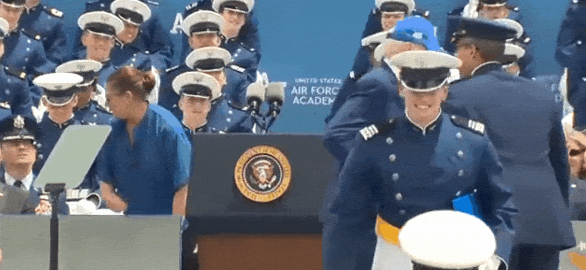조 바이든 미국 대통령이 1일(현지시간) 콜로라도주에 있는 공군사관학교 졸업식 연설 후 넘어져서 부축을 받고 있다./영상=트위터 갈무리