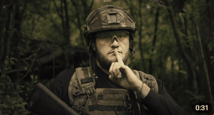 우크라이나 국방부가 제작하고 공개한 해당 영상은 무장한 군인들이 두 번째 손가락을 입에 대고 ‘쉿’하는 포즈를 취하며 정면을 바라보는 모습을 담고 있다