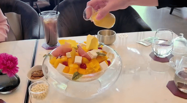 약 13만원에 달하는 호텔의 고가 빙수는 망고 본연의 맛을 극대화하는데 주력했다. 영상은 포시즌스 호텔애서 판매하는 '제주 애플망고 빙수'에 코코넛 망고 소스를 뿌리는 모습. /영상=서진주 기자