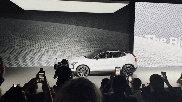 짐 로완 볼보자동차 최고경영자(CEO)가 직접 EX30을 주행해 무대에 등장했다. (사진=김재성 기자)