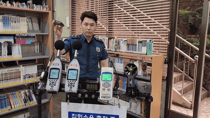 화영웅(44) 서울경찰청 경비안전계 경위가 자신이 만든 무선 소음 측정 데이터 송출 장비를 시연하고 있다. /김태호 기자