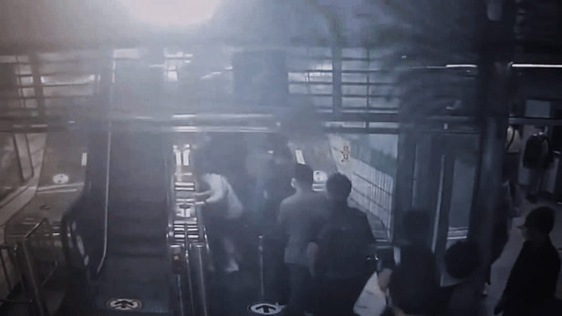 성남 분당선 수내역 에스칼레이터 역주행 사고 당시를 담은 CCTV 영상. <경기도소방재난본부>