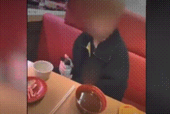 일본의 한 회전초밥 체인점을 방문한 남성이 간장병 입구에 침을 묻히거나 컵에 입을 대는 등 비위생적인 행동을 한 장면이 담긴 영상. MBC 보도화면 캡처