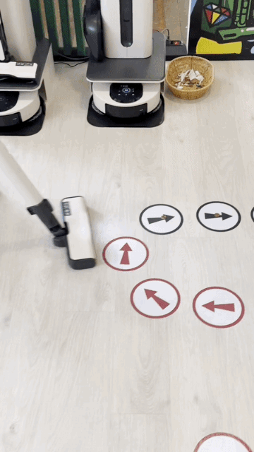 LG 리빙 페어링 하우스 청소기 체험존에서 코드제로 오브제컬렉션 A9S와 코드제로 R9을 사용해 보고 있다. 2023.6.9/뉴스1 ⓒ News1 강태우 기자