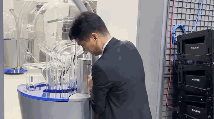 창고에 있던 추첨기가 출고돼 옮겨지고 있다. 〈영상=한류경 기자〉