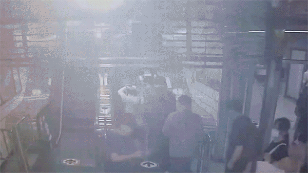 지난 8일 한국철도공사(코레일)에 따르면 이날 오전 8시25분쯤 분당선 수내역 2번 출구 방향으로 올라가던 에스컬레이터가 갑자기 반대 방향으로 주행했다. /영상=뉴스1(경기도소방재난본부 제공)