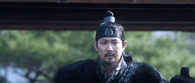 2013년 영화 ‘관상’에서 수양대군 역을 맡은 이정재의 등장 모습. 투자자들 사이에선 ‘주가가 급등한 다음 날, 의기양양하게 출근하는 직장인의 마음’을 비유하는 이미지로 자주 활용된다.