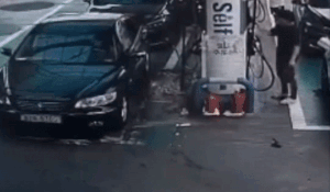 한 차량이 셀프 주유소에서 주유건을 꽂은 채 출발해 주유건이 튕겨 나오고 있다. 보배드림 인스타그램 캡처