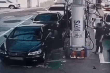 주유건이 꽂힌 채 그대로 출발하는 차량과 튕겨 나온 주유건에 맞은 남성. 온라인 커뮤니티