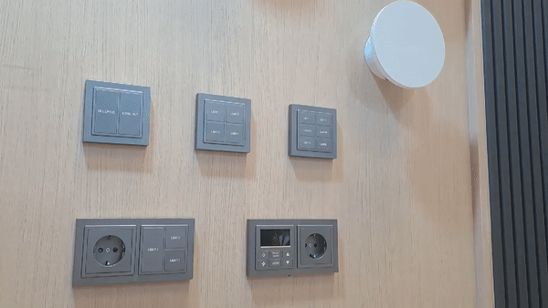 프런트에 문의하지 않아도, 비대면으로 불을 켜고 끌 수 있다. 온도 조절도 가능하다.