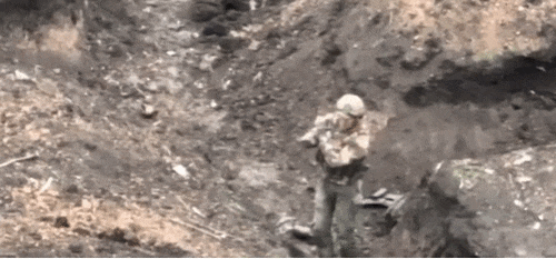 지난달 참호 안에서 혼자 살아남은 러시아 병사가 우크라이나 드론을 향해  팔로 'X'를 그리며 죽이지 말아달라는 신호를 보내는 모습. /WSJ