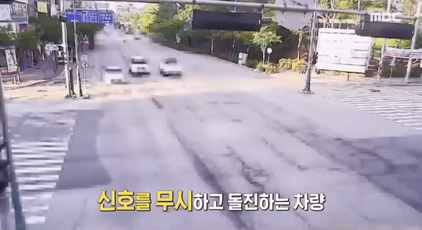 지난 16일 오전 6시35분께 광주 광산구 신창동 우체국 사거리에서 일어난 음주 택시와 택배 트럭의 충돌 사고. (MBC '생방송 오늘 아침')