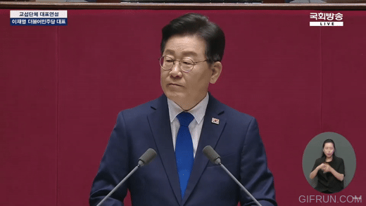 이재명 더불어민주당 대표가 19일 불체포특권을 포기하겠다고 밝히며 "제 발로 출석해 영장실질심사를 받고 검찰의 무도함을 밝히겠다"고 말하는 모습. 한동훈 법무부 장관이 앉은 쪽을 바라보며 발언했다.