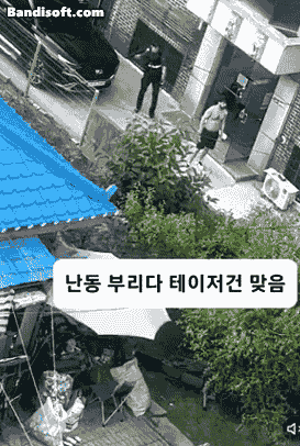 대치 중인 경찰관들의 모습/영상=인터넷 커뮤니티 루리웹 갈무리