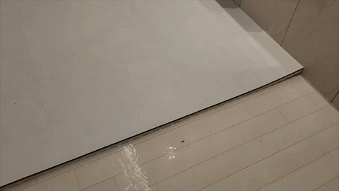 지어진 지 1년도 채 안 된 아파트에서 스프링클러가 오작동으로 터져 집이 물바다가 되는 하자가 발생했다. 바닥에 있는 물을 빼내면서 정리하고 있는 모습. 독자 제공