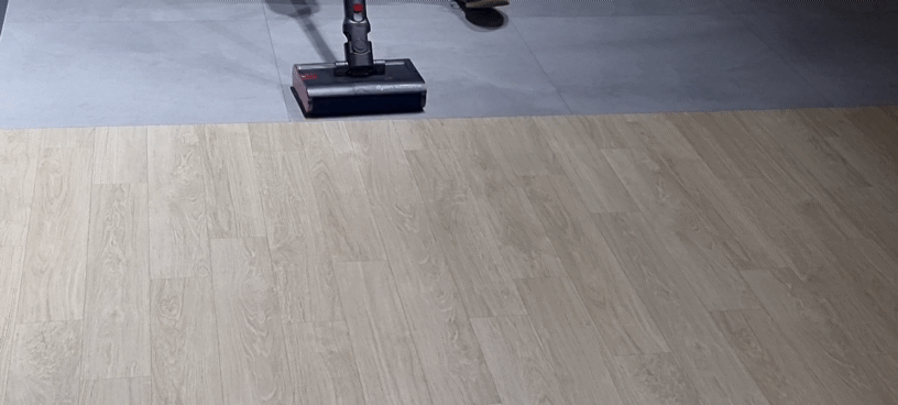 ‘다이슨 V12s 디텍트 슬림 서브마린 무선 물 청소기’ 물 청소 기능 시연. 김민지 기자