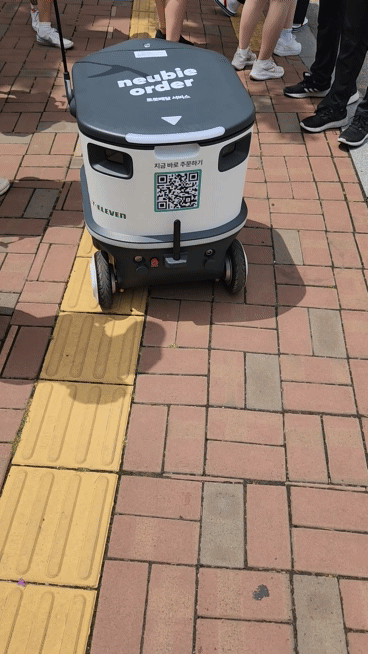 자율주행 배송 로봇 ‘뉴비’가 사람들을 피해 움직이고 있다. 김벼리 기자