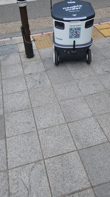 자율주행 배송로봇 ‘뉴비’가 횡단보도 신호에 맞춰 이동하고 있다. 김벼리 기자