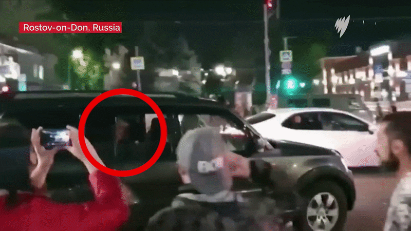 24일(현지시간)  바그너 그룹 수장 예브게니 프리고진(빨간 원)이 점령 중이던 도시 로스토프나도누에서 시민들과 악수를 나누며  떠나고 있다./ 호주 SBSNEWS