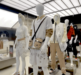 지난 23일 서울 마포구 양화로 홍익대학교 인근에 문을 연 ‘조던 월드 오브 플라이트 서울 홍대’. 나이키에서도 ‘에어 조던’으로 유명한 조던 시리즈의 운동화·의류만을 따로 판매한다. 김유진 기자/kacew@