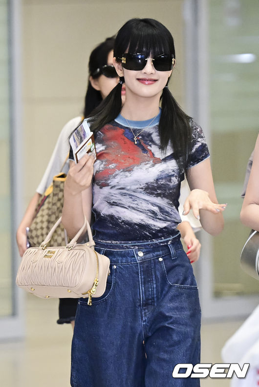 미소머금고 이미지