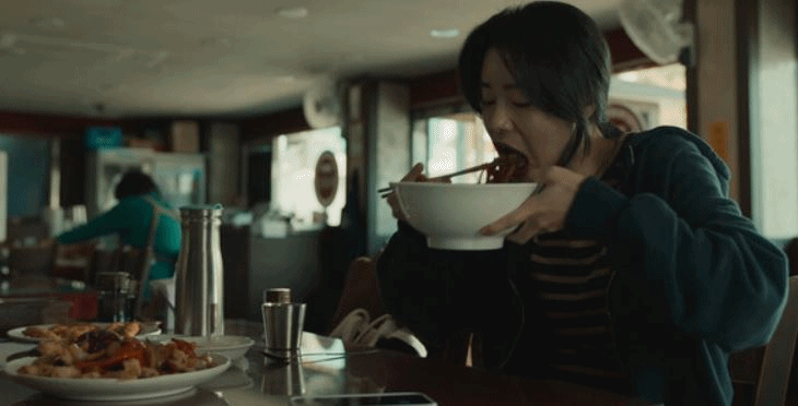 드라마 '마당이 있는 집'에서 상은(임지연)은 죽은 남편의 동생 전화를 받으면서 짜장면을 '폭풍 흡입'한다. 임신한 그는 생전에 남편에게 맞고 살았다. ENA 방송 캡처