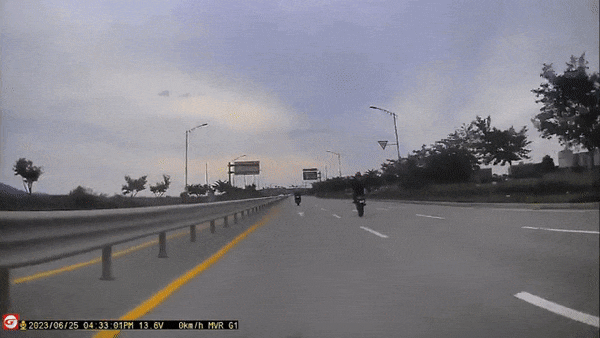 지난 25일 경기도 평택시의 한 삼거리로 추정되는 장소에서 묘기를 부리다 넘어진 오토바이가 폭발했다. 이후 이를 뒤따르던 오토바이 한 대가 속도를 줄이지 못하고 치솟은 화염 속으로 들어가는 모습. 커뮤니티 캡처