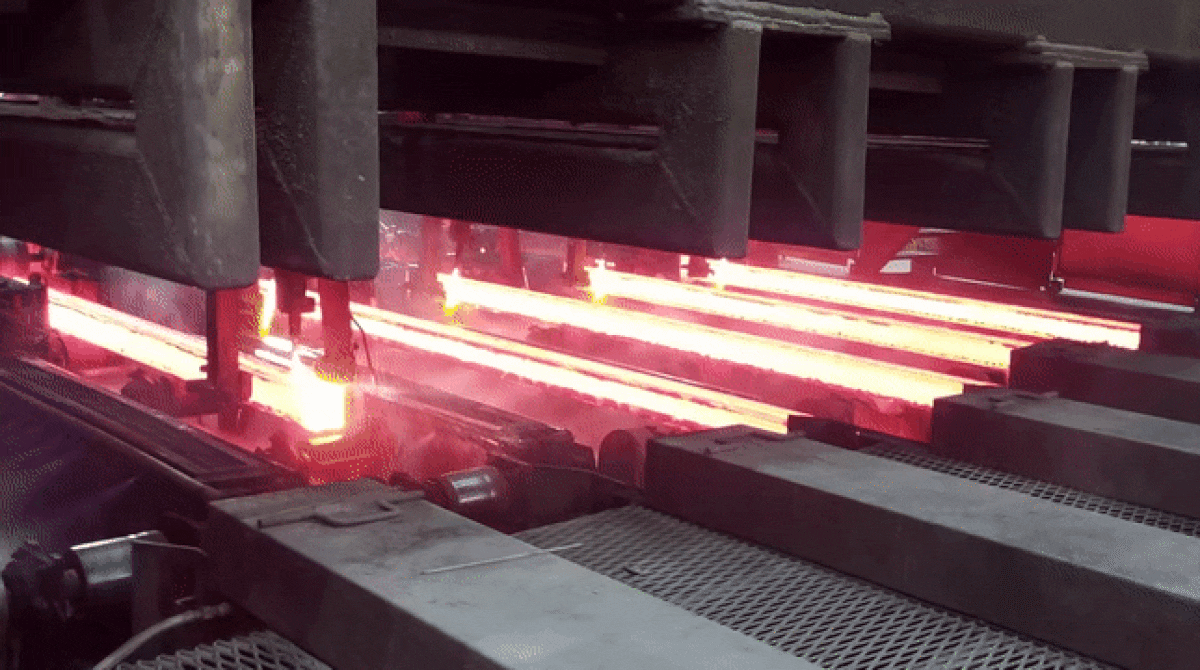 지난 27일 동국제강 인천공장 제강공장에서 반제품 빌릿(Billet)이 만들어지고 있다. /권오은 기자