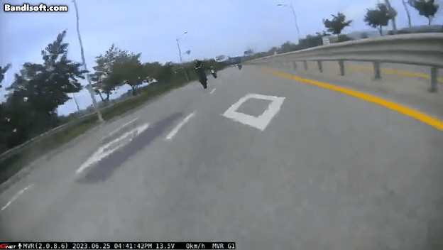 지난 26일 디시인사이드 바이크갤러리에는 경기 평택시 미군기지(캠프 험프리스) 인근 도로에서 오토바이의 전도 및 폭발 사고가 발생했다는 내용의 글과 영상이 올라왔다. /영상=디시인사이드 바이크갤러리