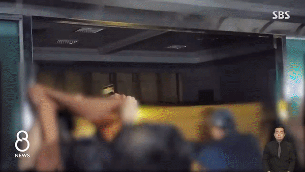 1일 오전 2시께 서울 구로구의 한 교회에서 일어난 신도들 간의 집단 싸움. (SBS 갈무리)