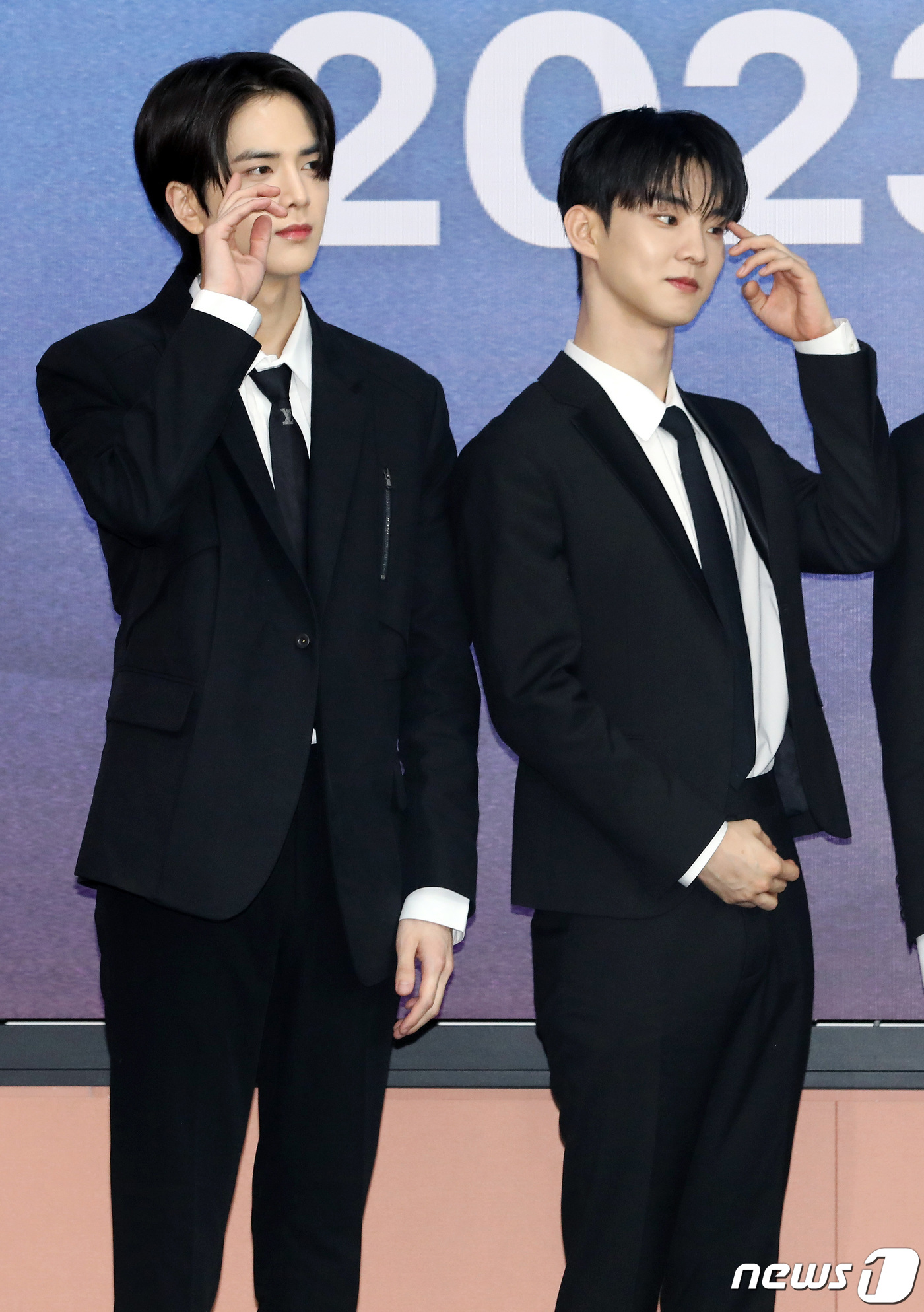 더보이즈 영훈·큐 '블랙 슈트로 멋지게'