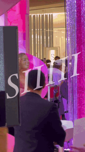 A씨에게 달려오는 마고 로비. 온라인 커뮤니티 익스트림 무비 갈무리