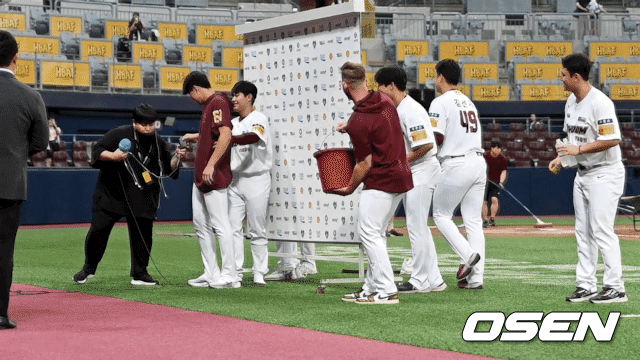 키움 투수조 '데뷔 첫 승 그냥 지나갈 수 없지'