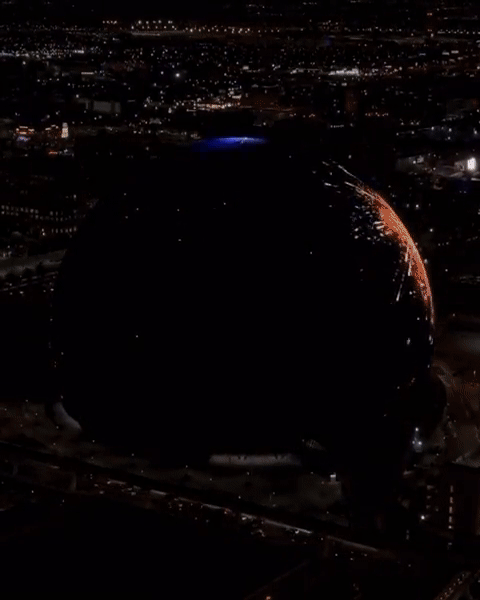 미국 라스베이거스의 초대형 돔 형태 공연장 'MSG 스피어'가 4일(현지시간) 독립기념일을 맞아 처음으로 조명을 켜며 쇼를 시작하고 있다. 'MSG Sphere' 트위터 캡처