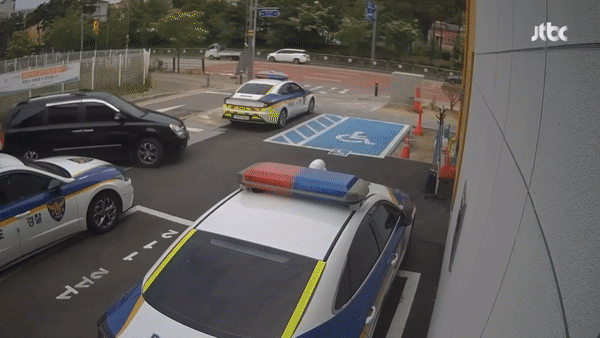 지난 5월18일 한 노부부가 경기 의정부시 녹양지구대에 들어와 다급히 도움을 요청했다. (JTBC 갈무리)