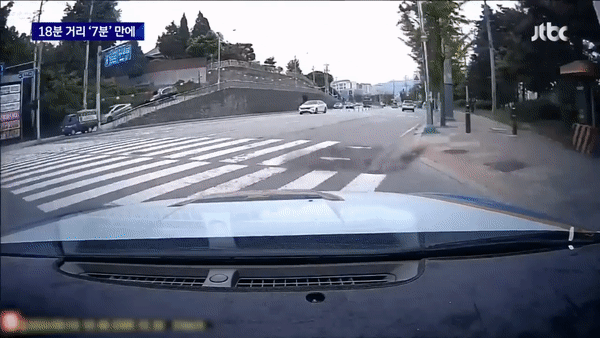 경찰은 사이렌을 울리고 경광봉을 흔들며 빠르게 응급실로 향했다. (JTBC 갈무리)