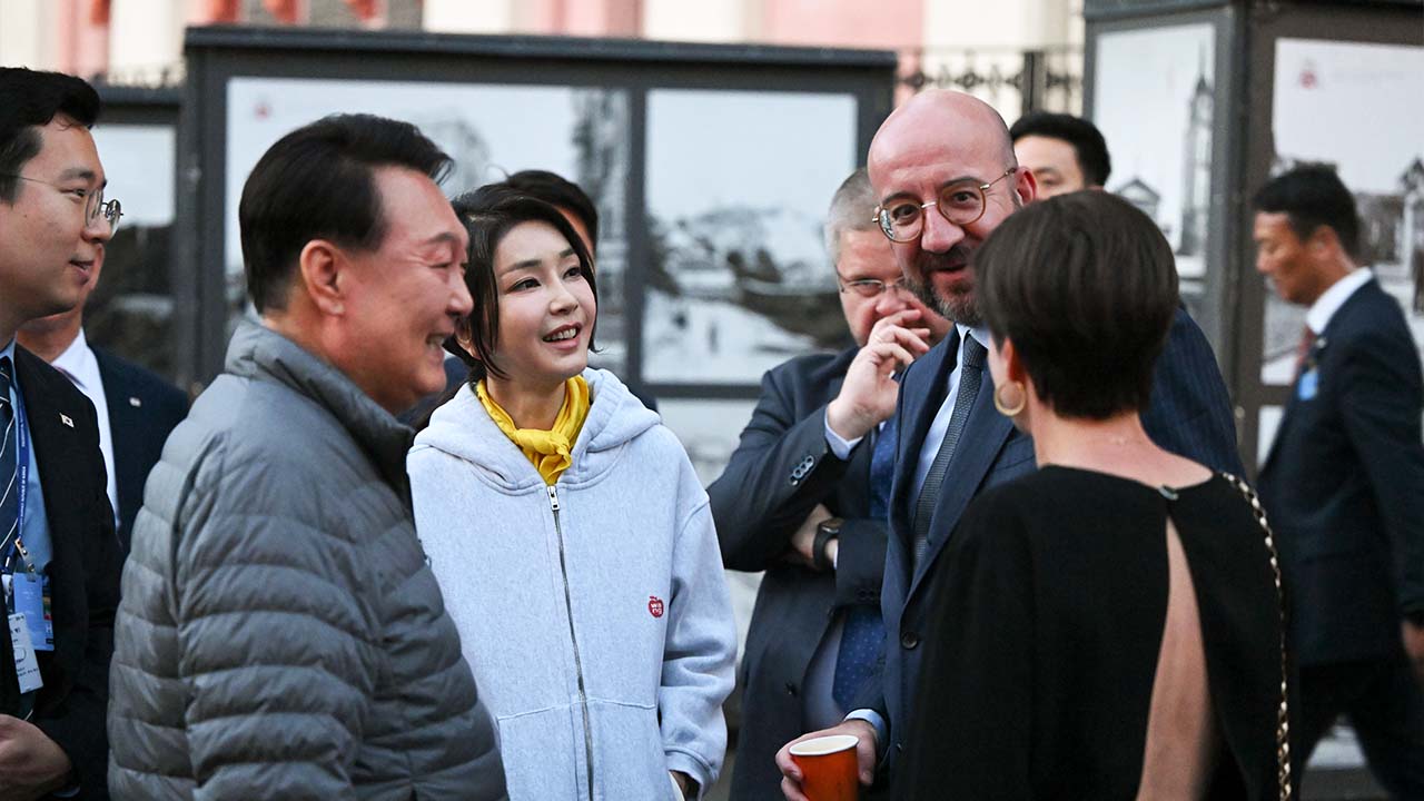 尹, 빌뉴스서 미 상원의원 일행 조우...아메리칸 파이 떼창 - kakaoTV 尹, 빌뉴스서 미 상원의원 일행 조우...아메리칸 파이 떼창