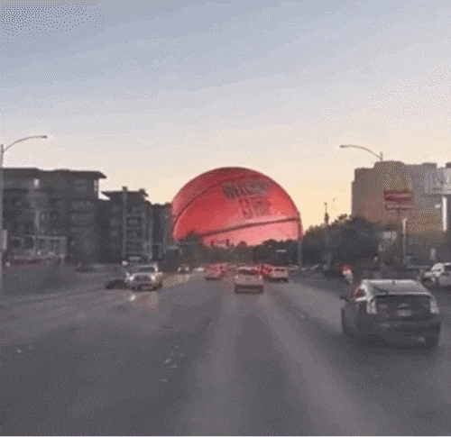 미국 네바다주 라스베이거스에 세워진 세계  최대 규모 구형 공연장 'MSG 스피어'. 지난 4일(현지시각)부터 외벽에 설치된 LED를 통해다양한 이미지를 선보이고 있다. /인스타그램