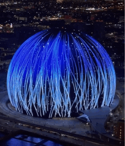 미국 라스베이거스의 초대형 돔 형태 공연장 'MSG 스피어'가 4일(현지시각) 독립기념일을 맞아 외벽으로 영상을 송출하고 있다. /트위터 @sphere vegas