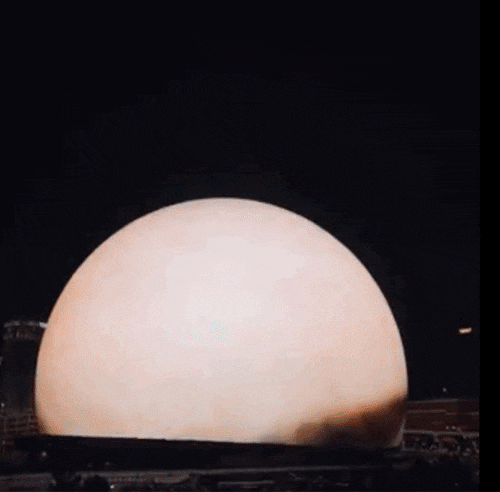 미국 라스베이거스의 초대형 돔 형태 공연장 'MSG 스피어'가 4일(현지시각) 독립기념일을 맞아 외벽으로 영상을 송출하고 있다. /트위터 @sphere vegas