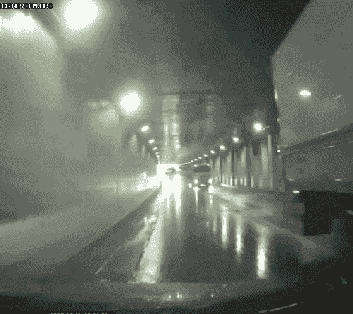 승용차 한 대가 충북 청주 오송읍 궁평제2지하차도를 역주행해 빠져나가는 모습. 블랙박스 차량은 지하차도 안에 멈춰선 버스 옆 쪽으로 빠르게 물이 차고 있는 것을 발견하고 곧바로 차를 돌렸다. /KBS