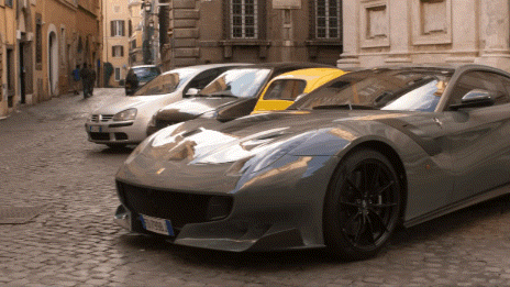 ‘미션 임파서블: 데드 레코닝 PART ONE’. 주차된 페라리, 벤츠, BMW 사이에서 피아트 500이 모습을 드러내는 장면.[파라마운트 픽쳐스]