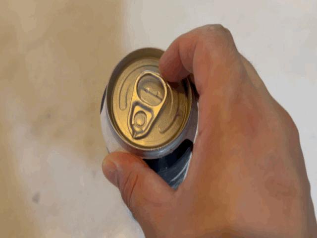 CU의 펑 에일의 풀오픈탭 뚜껑을 따는 모습. 거품이 나지 않는다./영상=김아름 기자 armijjang@